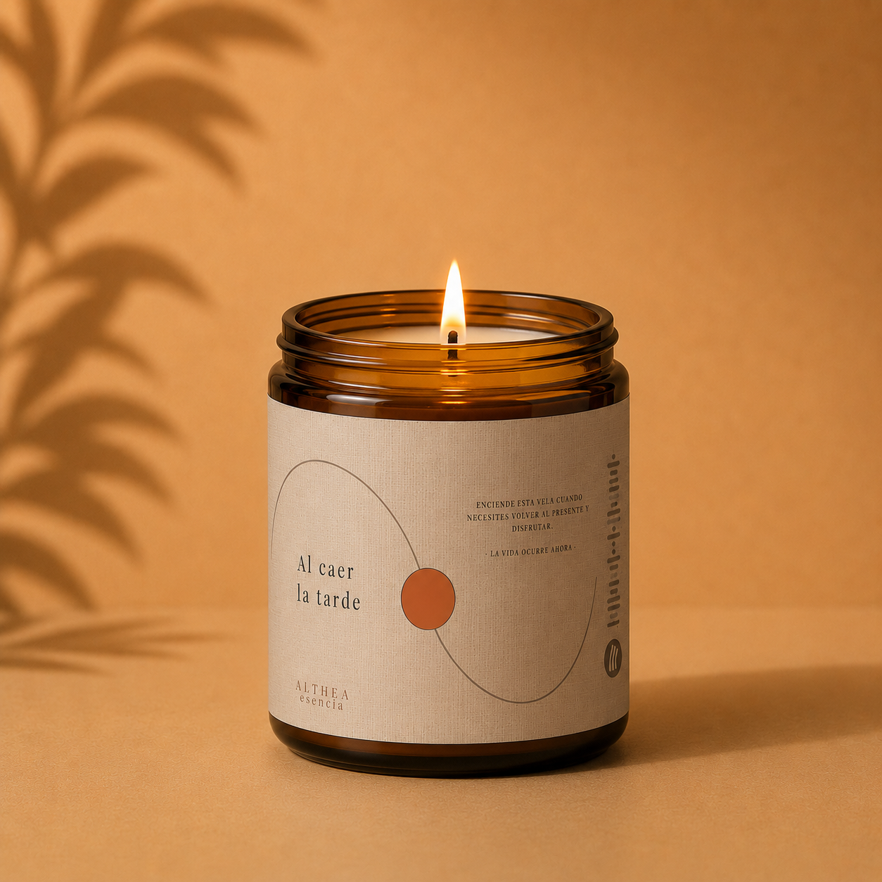 Vela de soja natural Al Caer la Tarde con notas de grosella negra, flor de ruibarbo, naranja, rosa y sándalo - Althea Esencia